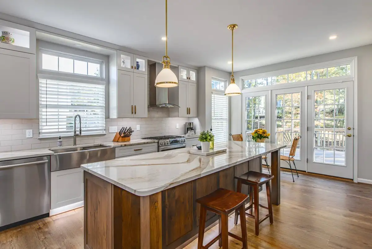 Modern kitchen remodeled with locak contractor