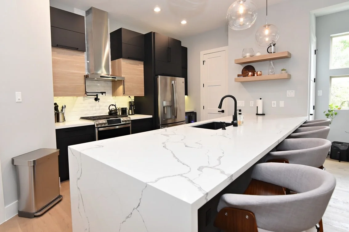 Spacious kitchen with Metropolis Flame Oak cabinets and modern design