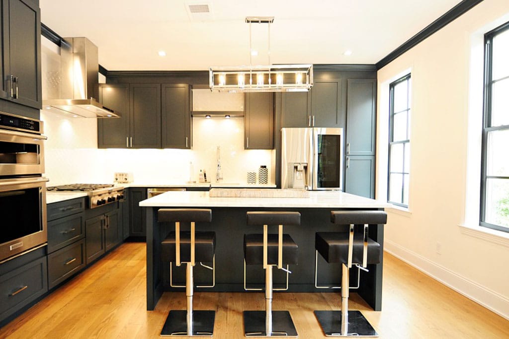 How to Choose Pulls or Knobs for Your Kitchen Cabinet Hardware