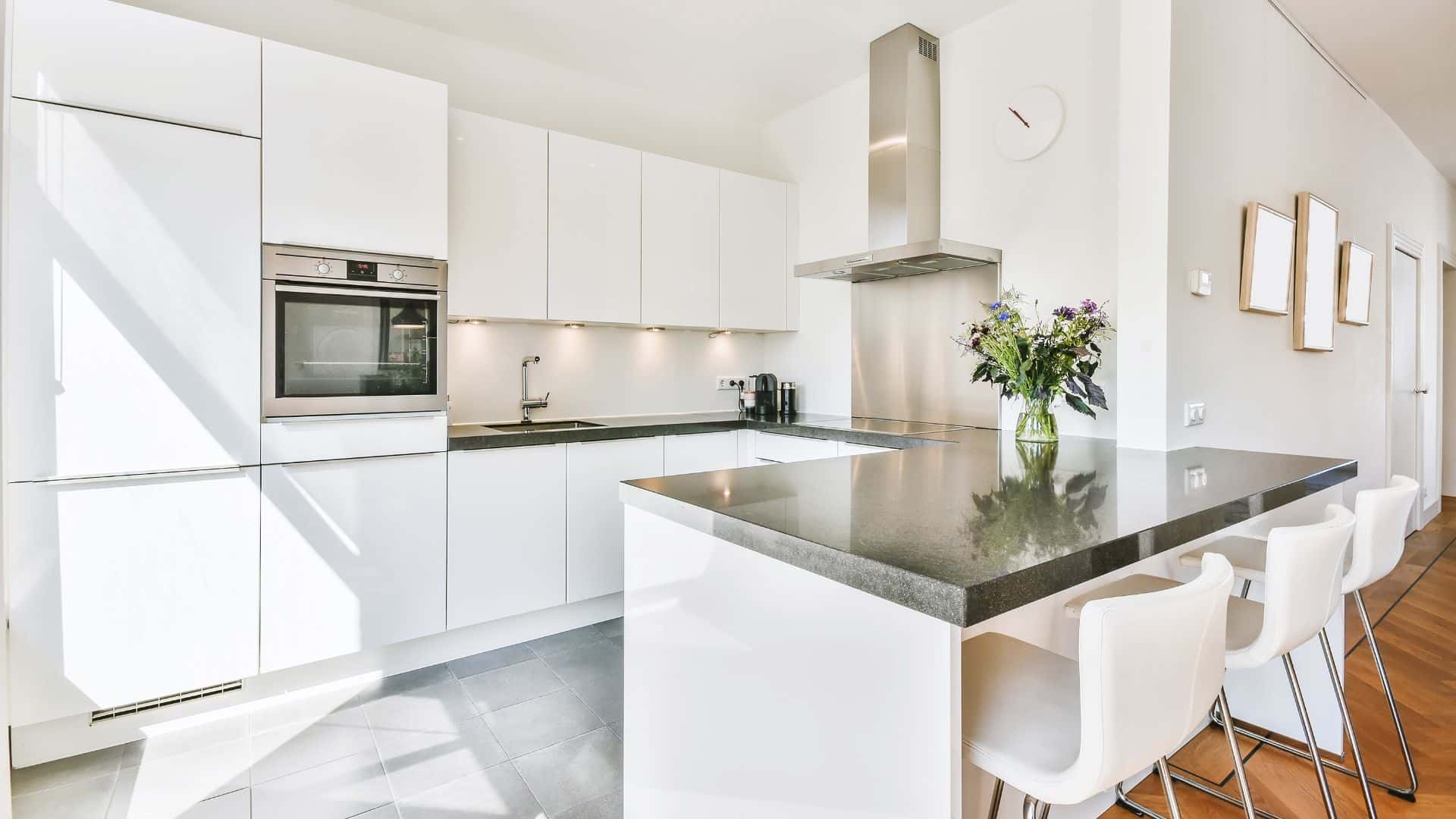 Small Dining Area Adjoining The L Shaped Kitchen