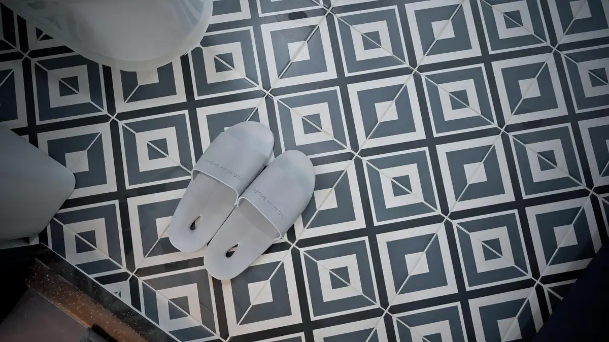 patterned geometric bathroom tiles