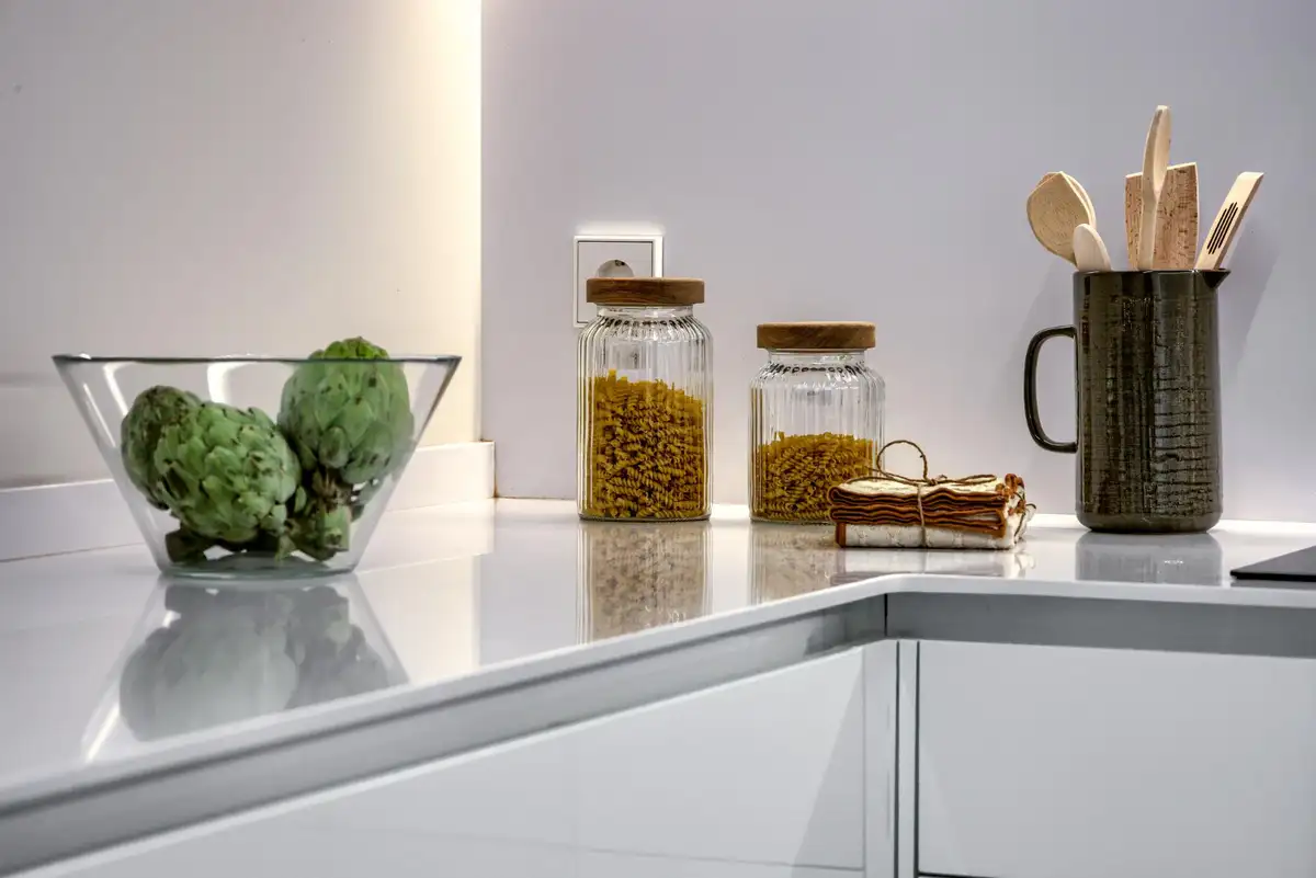 Top Transitional Kitchen Design Ideas for A Timeless Look 2 Streamlined transitional kitchen countertops